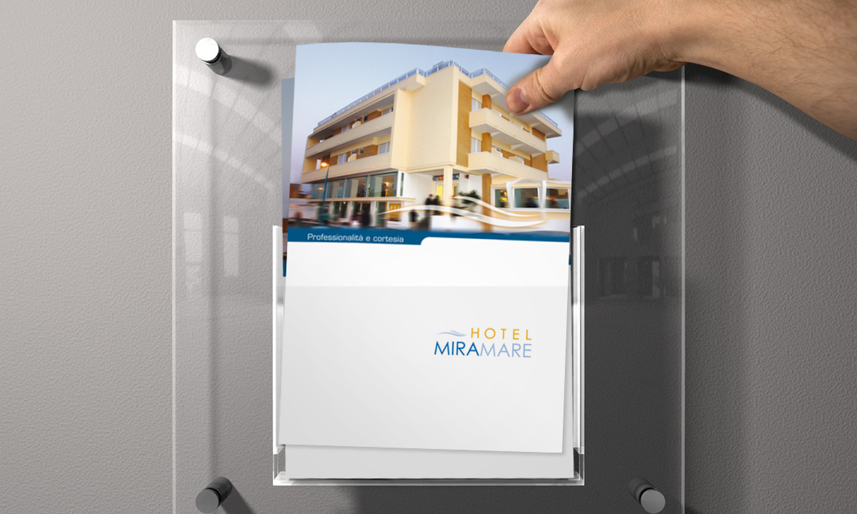 Realizzazione progetto grafico brochure e cartella per Hotel Latina